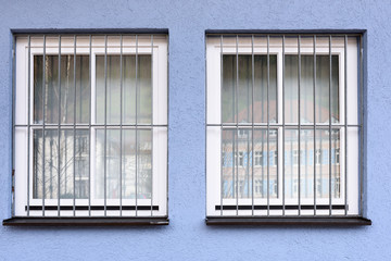 Weiße Fenster mit Einbruchsicherung