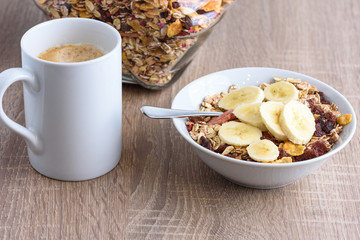 Müsli mit Banane und Kaffee zum Frühstück