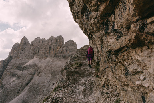 Kletterer auf dem Paternkofel Klettersteig in den Dolomiten, Italien