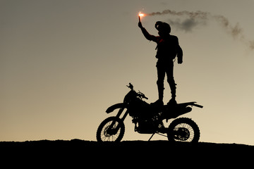 Fototapeta na wymiar başarılı motosiklet sürüşü ve sevinci