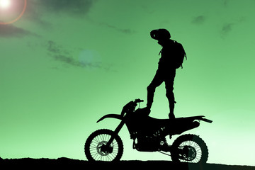 Obraz na płótnie Canvas motosiklet üzerinde dengeli duruş