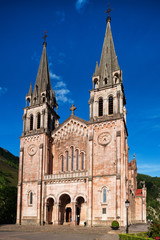 Fototapeta na wymiar Fachada de la basílica de Covadonga