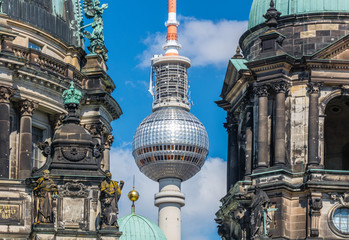 Fototapeta na wymiar Berliner Dom - Berlin Dome / Fernsehturm TV-Tower - Architecture History berlinmotiv coverfoto coverphoto, berlin alt neu, gestern heute, klassisch, typisch, klassiker, baugeschichte, berlinreise
