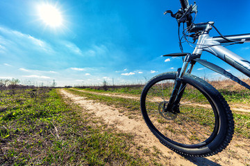 Obraz premium Mountain biking down hill descending fast on bicycle. View from bikers eyes.