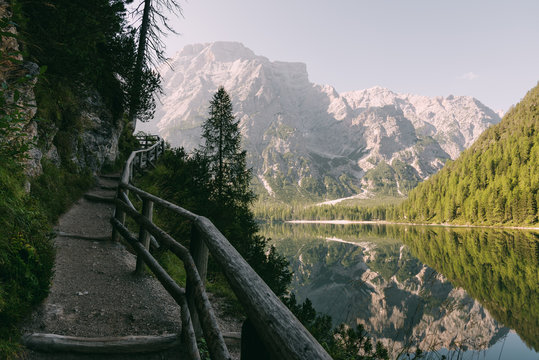 Wanderweg rund um den Pragser Wildsee in den Dolomiten, Italien
