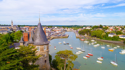 Photographie aérienne de la ville de Pornic en Loire Atlantique, France © altitudedrone