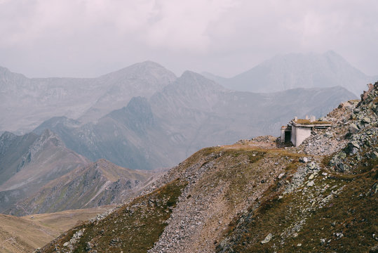 Blick auf dem Grenzkamm zwischen Italien und &Ouml;sterreich mit alten Bunkern