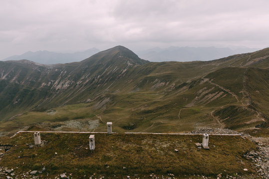 Blick auf dem Grenzkamm zwischen Italien und &Ouml;sterreich mit alten Bunkern