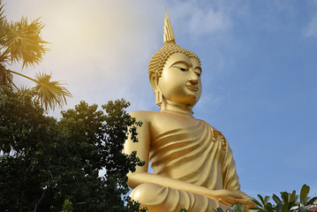 Obraz premium The big Buddha the religious of art and beautiful culture in Thailand with blue sky, beam light, and lens flare effect tone.The public domain made from donation money from people in the village.