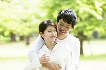 寄り沿って後から抱くカップル