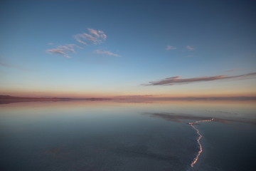 波を打つウユニ塩湖の鏡張り