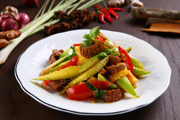 Sweet and sour sauteed pig's kidney with cucumber and tomatoes