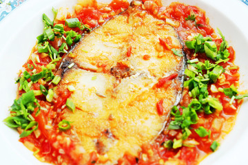 Mackerel braised with tomato sauce and onion