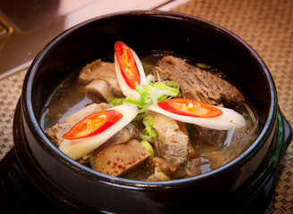 Black stew of pork ribs braised with lotus and onion