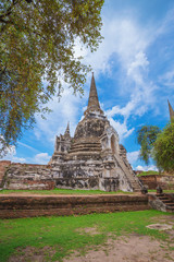 Obraz premium Ruins of buddha statues and pagoda of Wat Phra Si Sanphet in Ayutthaya historical park, Thailand