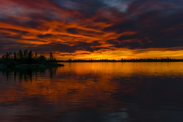 Fototapeta na wymiar カナダ　グレートスレーブ湖の夕景