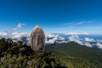 山の上から眺める屋久島の山と海とそこにある巨石