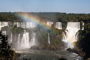 ブラジル側のイグアスの滝にかかる虹