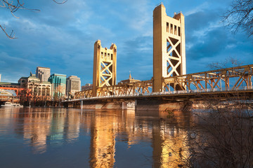 The Old Sacramento Bridge - obrazy, fototapety, plakaty