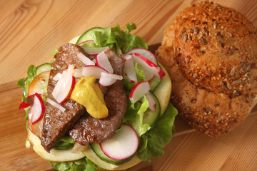 Würzige Mehrkornsemmel mit Rindersteak