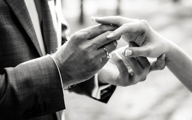 The bridegroom puts on the bride's finger ring