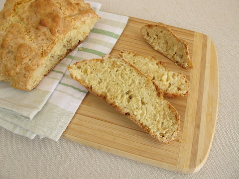 Selbst gemachtes Sodabrot und Brotscheiben