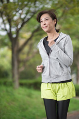 ランニング・ミドル女性(屋外)