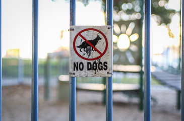 No dogs signage on fence