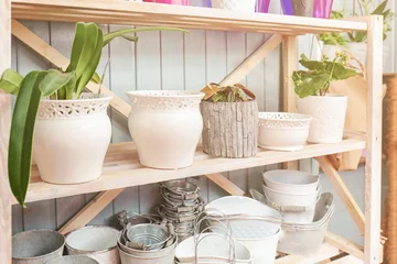 Cercles muraux Fleuriste Shelving with pots in flower shop