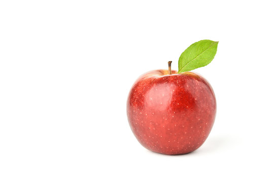 Roter Apfel vor wei&szlig;em Hintergrund