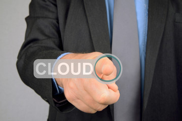 Homme appuyant sur le bouton cloud 