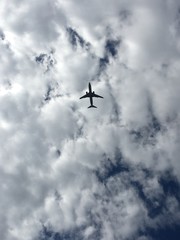 Flugzeug unter wolken