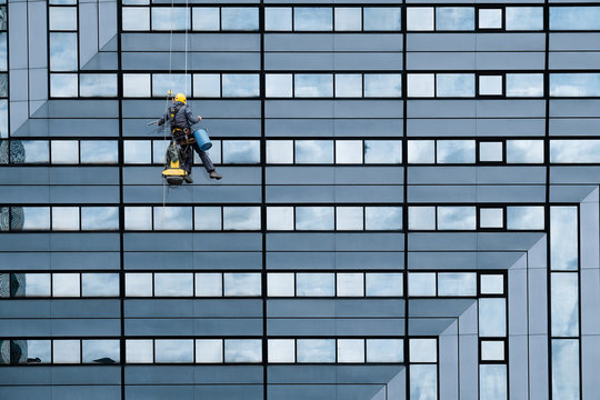 building tour immeuble nettoyer nettoyage vitre verri&egrave;re corde alpiniste cordage raclette m&eacute;tier gratte ciel sp&eacute;cialiste homme paroie vertical vide vertige