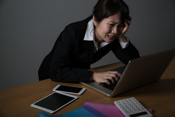 残業をするビジネスウーマン、デバッグ、タイピング