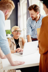 Obraz premium Multi - ethnic team having presentation in modern office