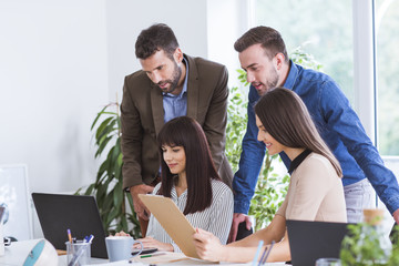 Fototapeta premium Businesspeople working in office
