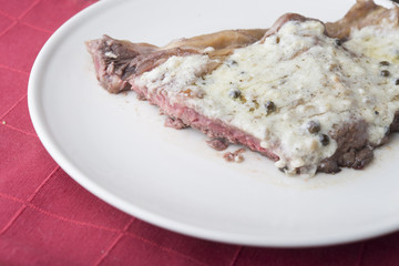 Entrecote with nuts and cheese