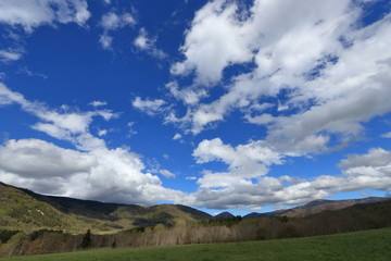 Naklejka na ściany i meble Ciel et nuages dans un paysage des Pyrénées audoises, Occitanie dans le sud de la France