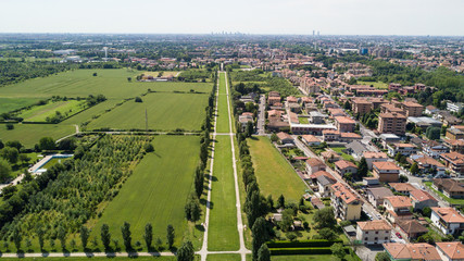 Nuovo Skyline di Milano visto dall’hinterland milanese, vista aerea, viale alberato, percorso...