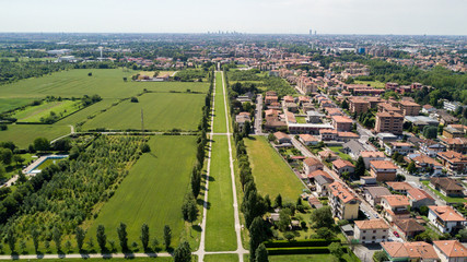 Nuovo Skyline di Milano visto dall’hinterland milanese, vista aerea, viale alberato, percorso...