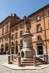 Fototapeta na wymiar Bolonia, plaza con estatua de Galvani.