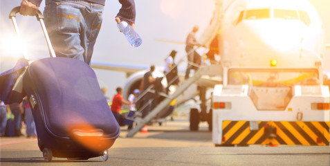 Flughafen Passagier mit Trolley im Sonnenaufgang