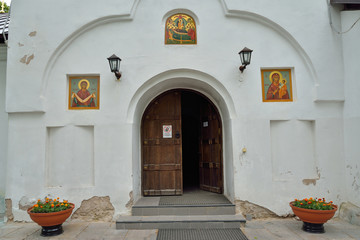 Fototapeta na wymiar Entrance to the Uspensky Svyatogorsky monastery, Pushkinskaya Street