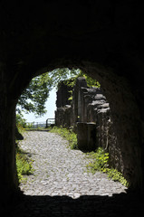 Fototapeta premium durchgang in der burgruine falkenstein am donnersberg