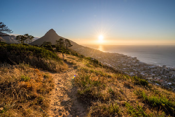 Aussicht auf Lionshead und Kapstadt bei Sonnenuntergang