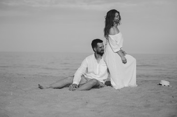 Fototapeta na wymiar couple in love on the beach