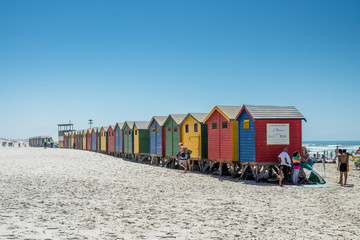 Naklejka premium Farbenfrohe Strandhäuschen bei Muizenberg, nahe Kapstadt