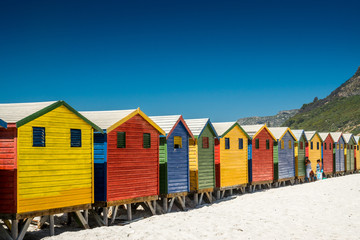 Fototapeta na wymiar Farbenfrohe Strandhäuschen bei Muizenberg, nahe Kapstadt