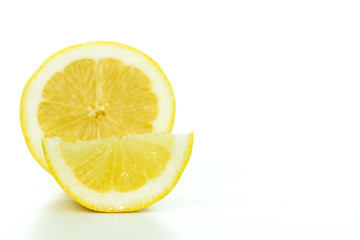 Frische Zitrone, halbiert