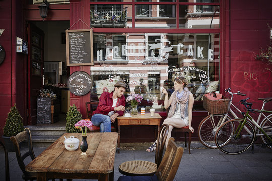 Germany, Hamburg, St. Pauli, Couple sitting in cafe, drinking coffee